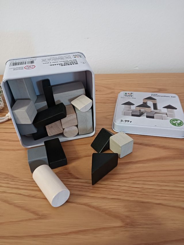 Coche rojo + canicas + juego de construcción