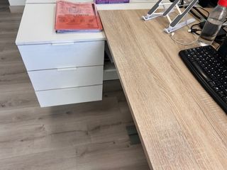 Conjunto de 4 mesas de Escritorio con Cajonera