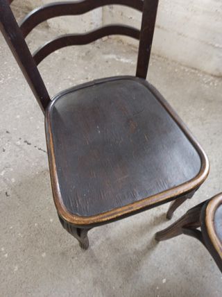 2 Sillas de Madera Oscura