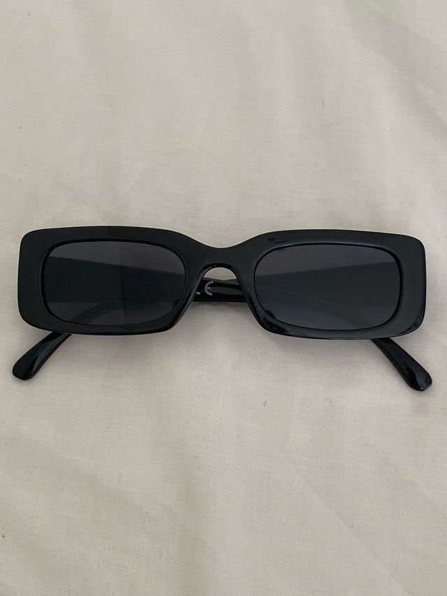 Gafas de sol negras rectangulares.