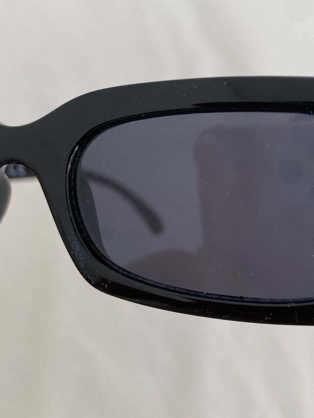 Gafas de sol negras rectangulares.