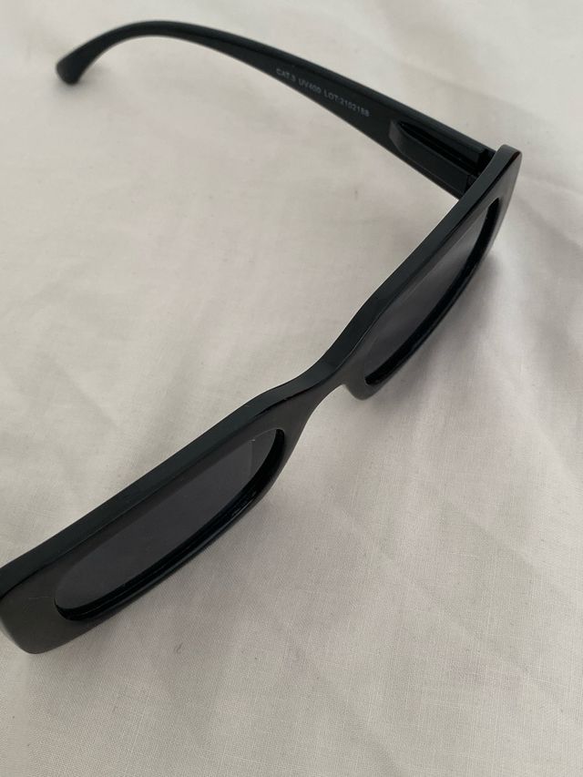 Gafas de sol negras rectangulares.