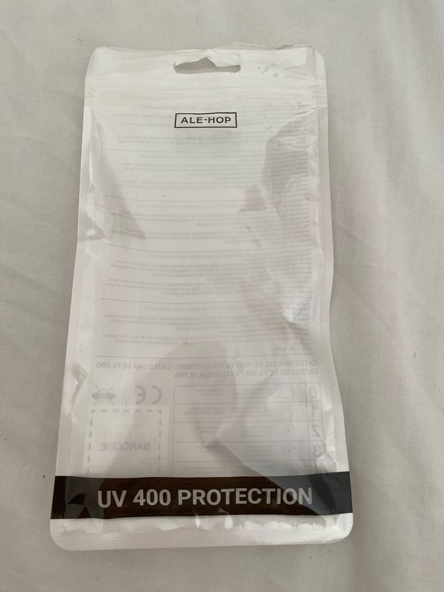 Gafas de sol negras rectangulares.