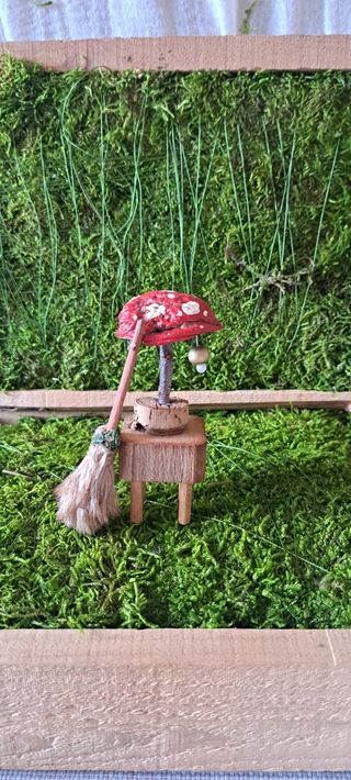 Mini escobita y mesita artesanal