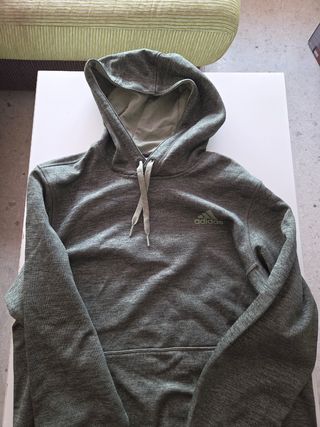 Sudadera Adidas con capucha y bolsillos delante 