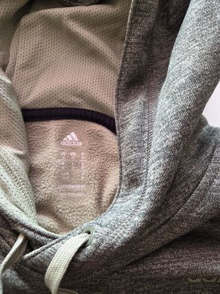 Sudadera Adidas con capucha y bolsillos delante 