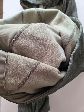 Sudadera Adidas con capucha y bolsillos delante 
