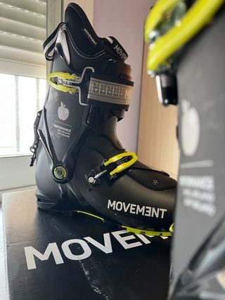 Scarponi da sci fuoripista o Skimo Movement.
