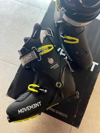 Scarponi da sci fuoripista o Skimo Movement.
