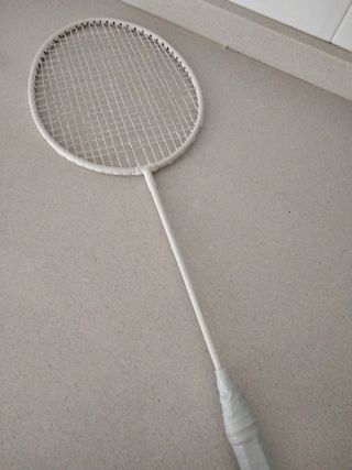 Raqueta de bádminton blanca