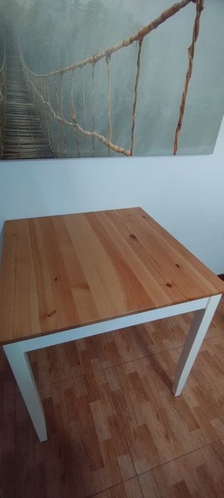 Mesa de comedor cuadrada de madera