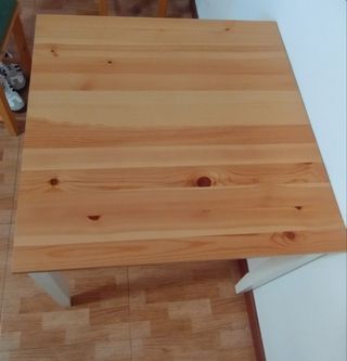 Mesa de comedor cuadrada de madera