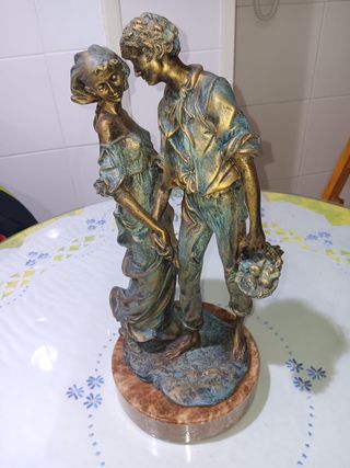 Figura de bronce de pareja