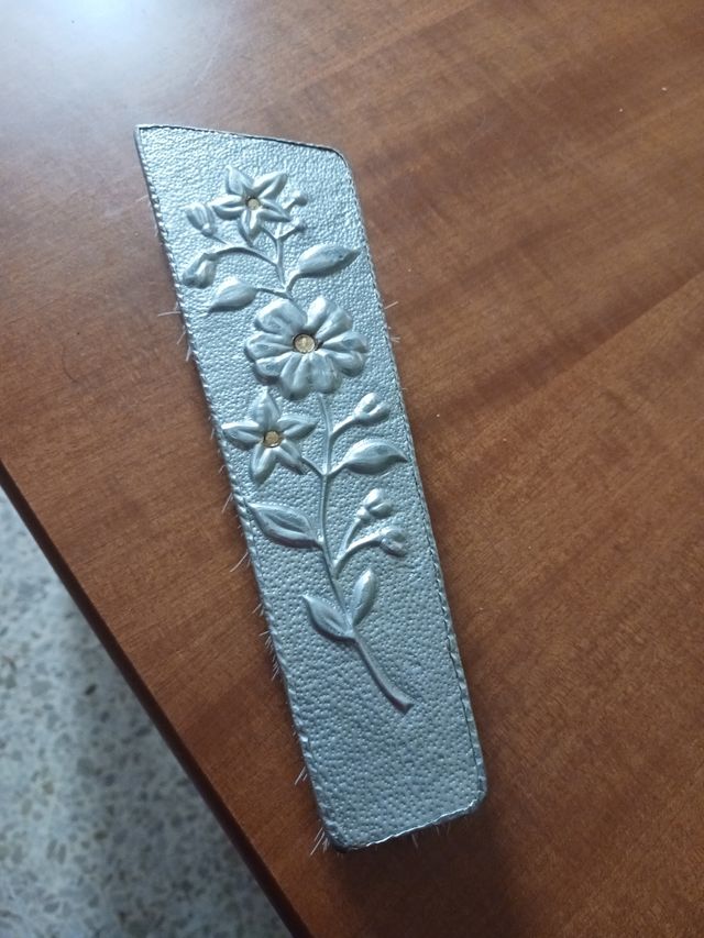 Cepillo de estaño 18cm con flores
