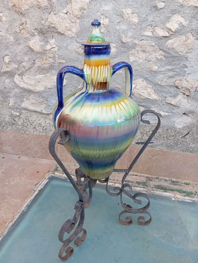 Jarrón cerámico con peana de hierro