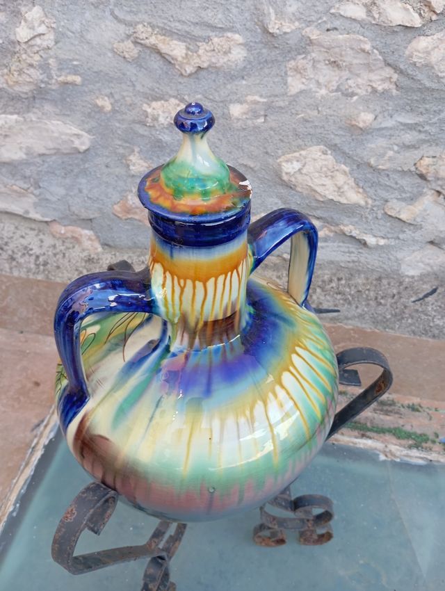 Jarrón cerámico con peana de hierro