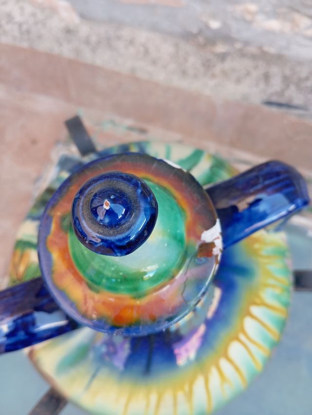 Jarrón cerámico con peana de hierro