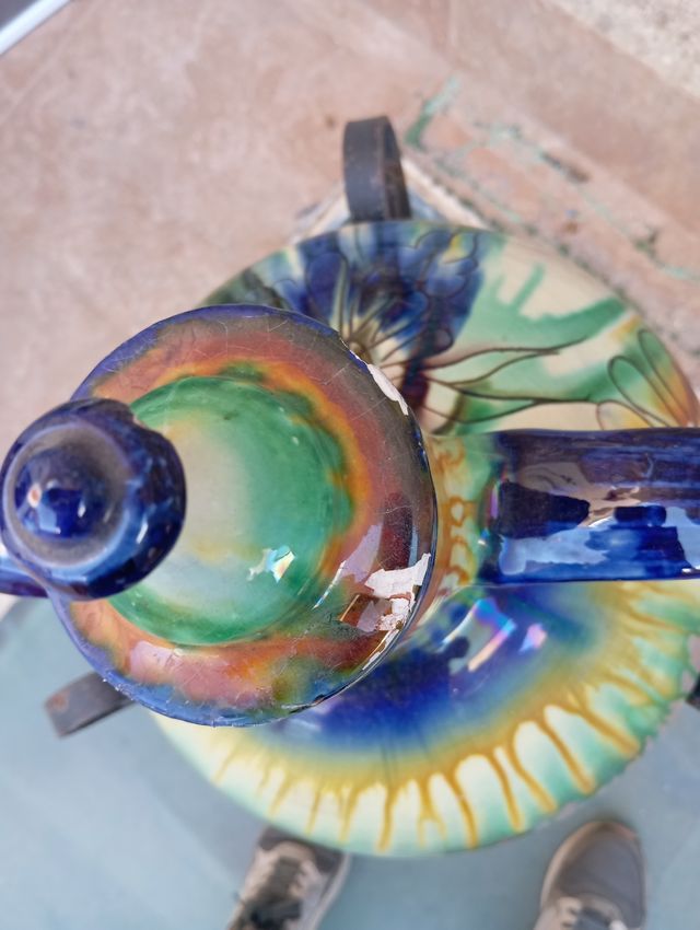 Jarrón cerámico con peana de hierro