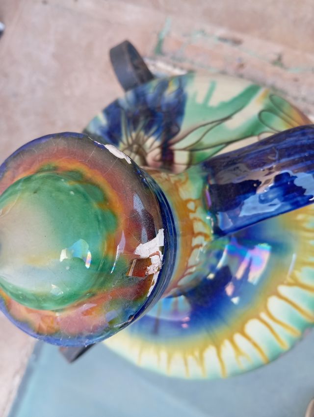 Jarrón cerámico con peana de hierro