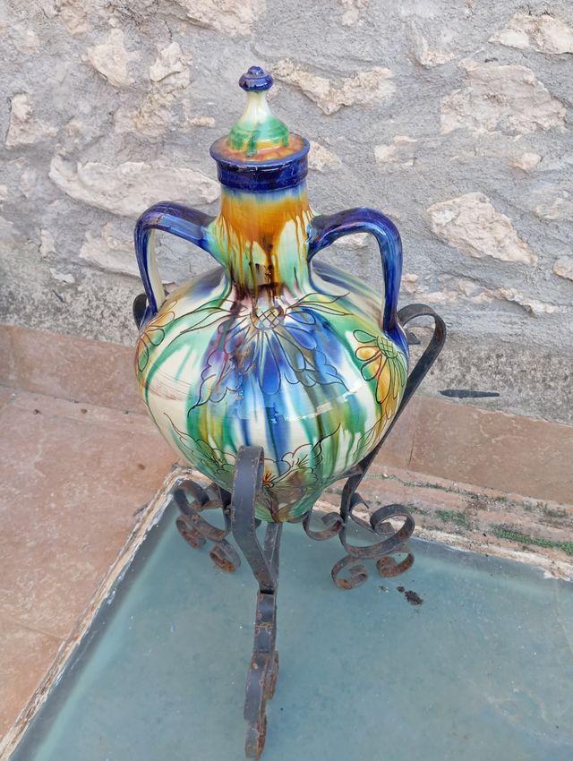 Jarrón cerámico con peana de hierro