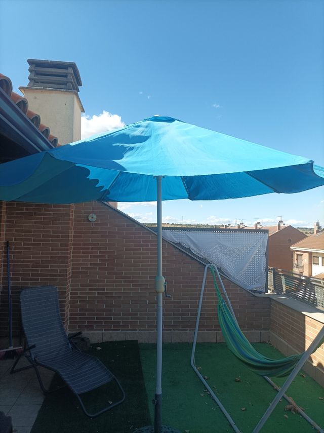 Sombrilla de jardín con pedestal de hierro