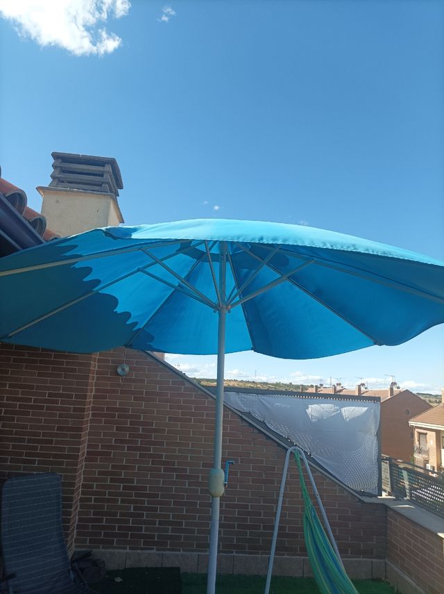 Sombrilla de jardín con pedestal de hierro