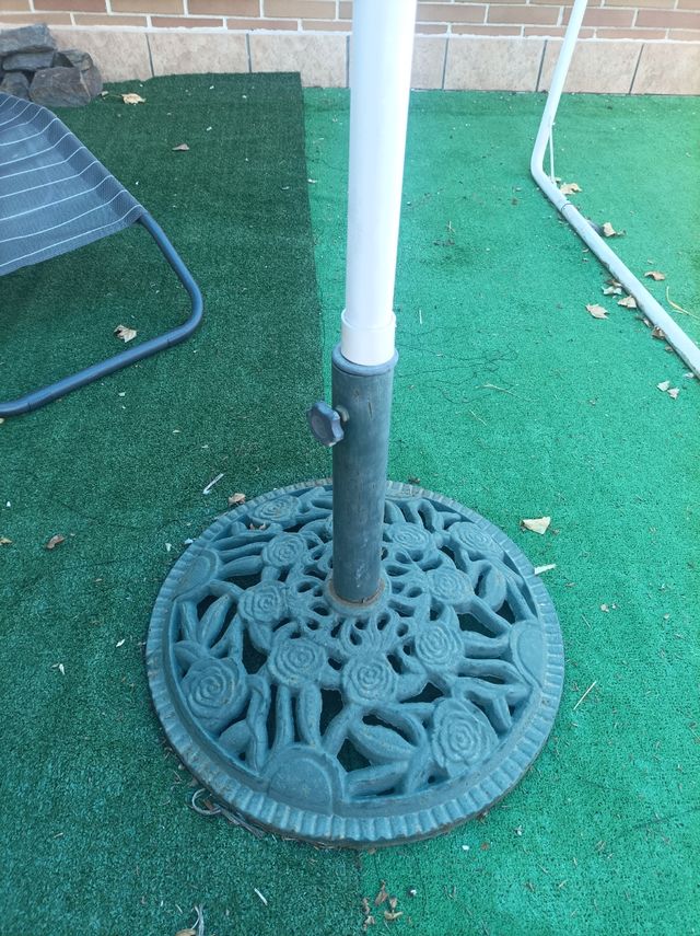 Sombrilla de jardín con pedestal de hierro