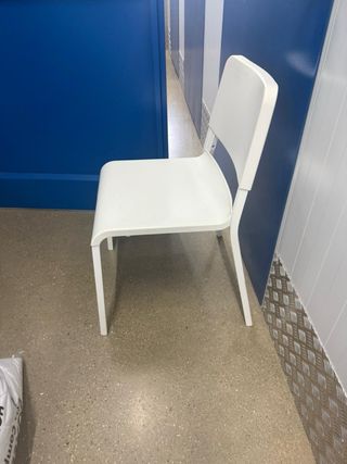 Silla blanca de plástico