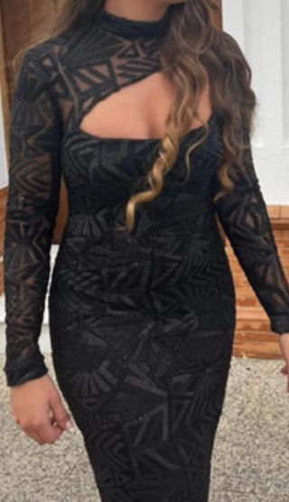 Vestido de fiesta negro con escote