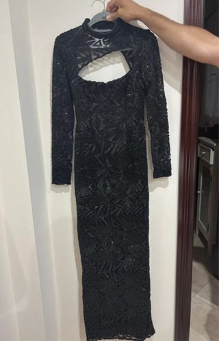 Vestido de fiesta negro con escote