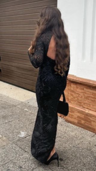 Vestido de fiesta negro con escote