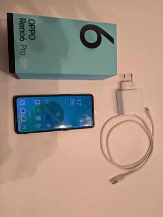 OPPO Reno6 Pro 5G con cargador