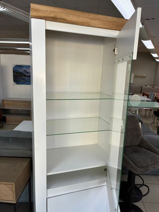 Vitrina expositora blanca y madera