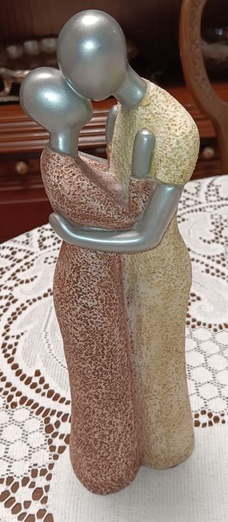 Coppia di figure in pietra che si bacia