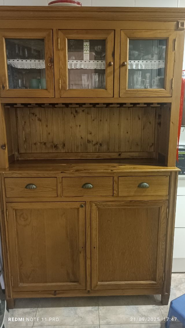 Alacena rústica de madera y cristal