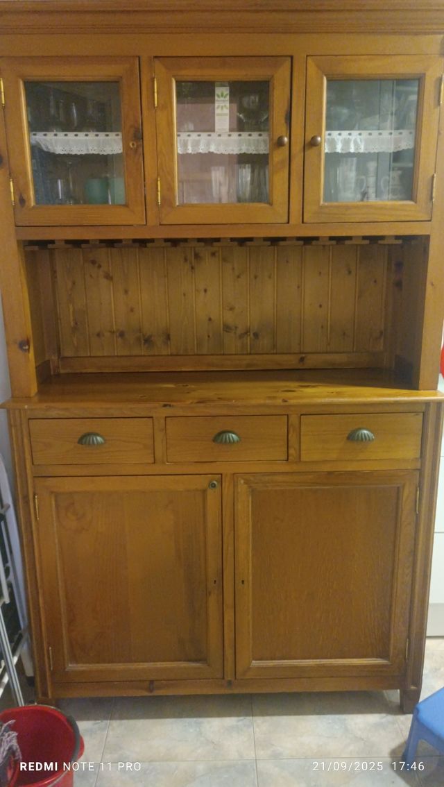 Alacena rústica de madera y cristal