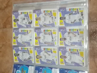 Álbum Adrenalyn 22-23 con 618 cromos diferentes.