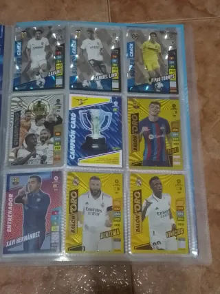 Álbum Adrenalyn 22-23 con 618 cromos diferentes.