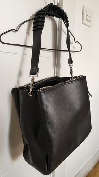 Bolso negro de hombro con asa trenzada