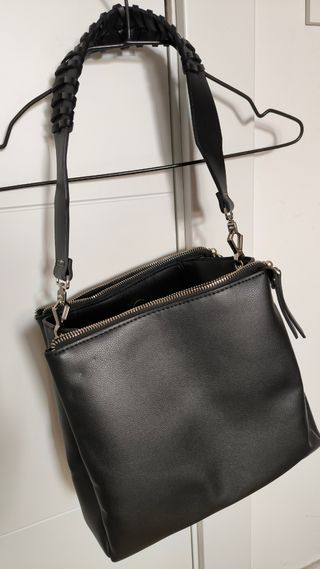 Bolso negro de hombro con asa trenzada