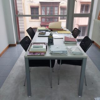 Mesa de oficina y 4 sillas