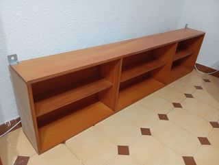Estantería de madera marrón