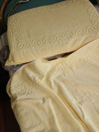 Coperta e copricuscino in spugna gialla