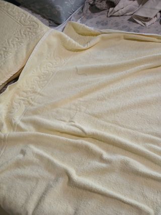 Coperta e copricuscino in spugna gialla