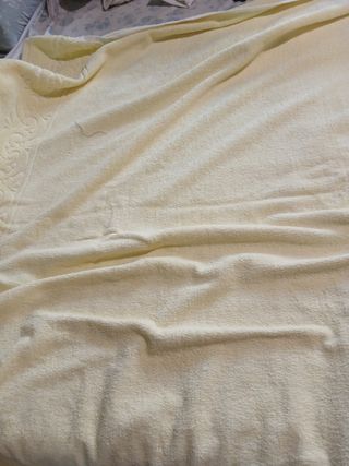 Coperta e copricuscino in spugna gialla