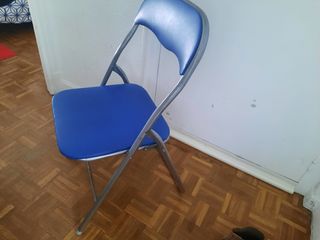 Silla de escritorio azul y plateada