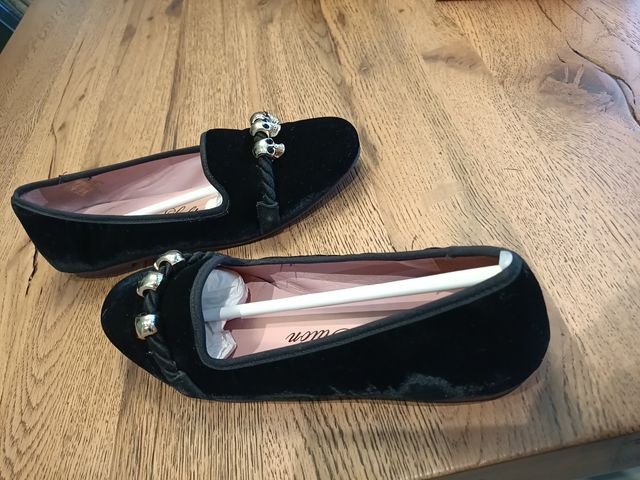 Zapatillas terciopelo negro con calaveras