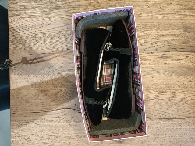 Zapatillas terciopelo negro con calaveras