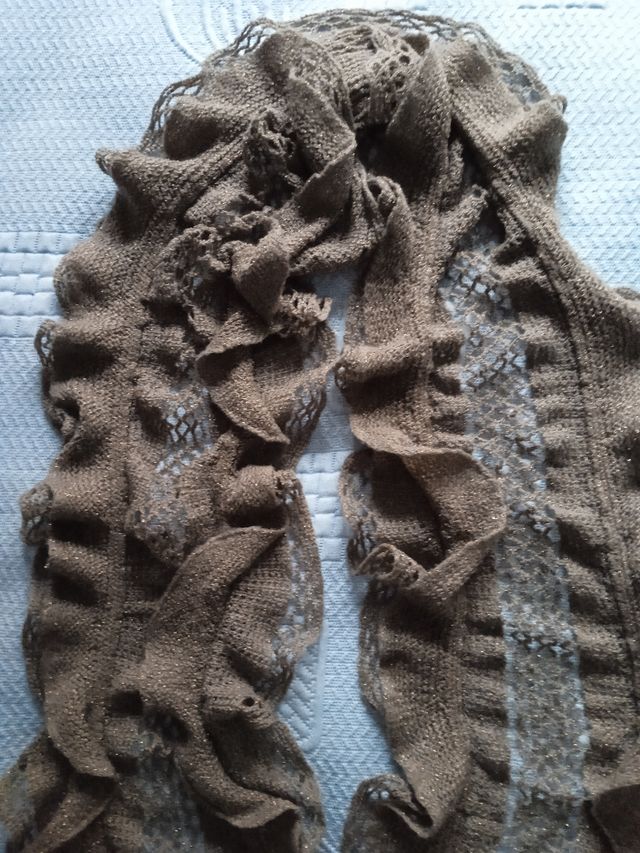 Fular Marrón con Volantes y Brillo
Mujer.