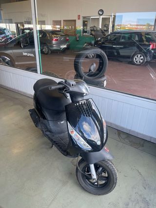Moto negra Piaggio 2t